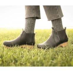 Dansko Sales Store -Dansko Sales Store Barnes PDP Becka black onfoot